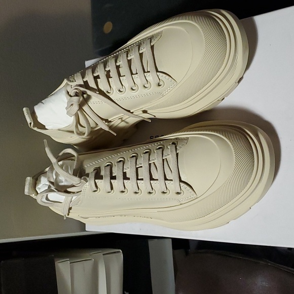 Sz 41.5 NIB $695 Alexander McQueen leather sneakers McQueen Oversized sneakers for Women - White in USA | Level  main image 2